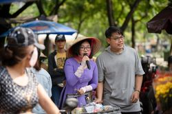 Hết nhảy múa bán hàng, Phương Mỹ Chi gây hoang mang vì 'ăn vạ' giữa chợ