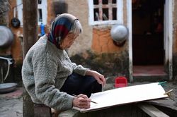 'Đi giữa hai thế kỷ', triển lãm cá nhân đầu tiên của nữ họa sĩ Mộng Bích ở tuổi 90