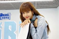 Học cách mặc đồ denim đẹp như Lisa, Jennie