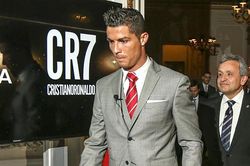 Cristiano Ronaldo chịu ảnh hưởng nặng nề vì Covid-19