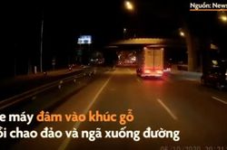 Đang phóng tít mù, xe máy đâm ngay khúc gỗ giữa đường