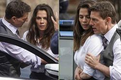 Tom Cruise thân mật với bạn diễn kém 20 tuổi trên phim trường