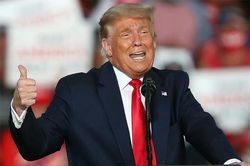 Ông Trump khen Kim Jong Un, 'nói kháy' đối thủ Biden