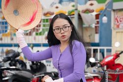 Phương Mỹ Chi mặc áo bà ba bán hàng rong ở chợ