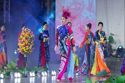 Hoa hậu Hoàn vũ Việt Nam quảng bá vẻ đẹp áo dài truyền thống
