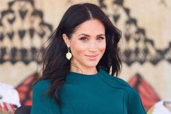 Bị 'chỉ trích nhiều nhất thế giới', Công nương Meghan bất lực