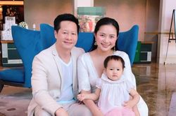 Hết bị chê mập, Phan Như Thảo lại bị chỉ trích vì không dạy tiếng Việt cho con gái