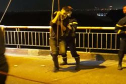 Người đàn ông đi xe ôm lên cầu Chương dương nhảy xuống sông tự tử, may mắn rơi trúng bãi lau sậy thoát chết