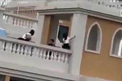 4 đứa trẻ nhảy nhót trên lan can tầng 22, người xung quanh toát mồ hôi hột khi chứng kiến