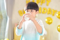 Sữa non là gì? Vai trò và tầm quan trọng của dưỡng chất thuần khiết đối với trẻ nhỏ