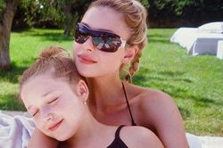 Chỉ 1 bức ảnh, nhóc Harper Beckham 'đánh cắp' sự chú ý của chị dâu tài phiệt