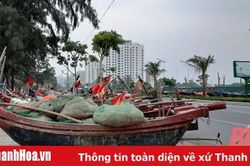 Ngư dân Sầm Sơn kéo thuyền bè lên đường tránh bão số 7