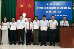 Bế giảng lớp trung cấp lý luận chính trị - hành chính B142