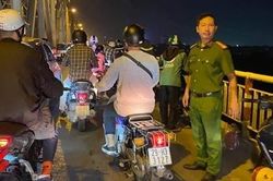 Say rượu nhảy cầu Chương Dương, thoát chết nhờ bãi lau sậy