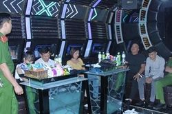 'Sắm' ma túy kẹo rồi vào quán karaoke 'bay lắc'