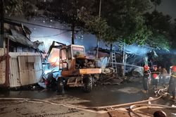 Cháy kho đồ nhựa và gara ô tô ở Hà Nội, hơn 2 tiếng chưa dập được lửa