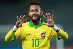 Neymar vượt Ronaldo, hướng tới phá kỷ lục ghi bàn của Pele