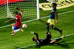 Sanchez rê bóng qua thủ môn để ghi bàn