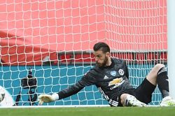Tin bóng đá MU 14/10: De Gea lại mắc sai lầm. Bruno Fernandes có thể nghỉ 4 trận