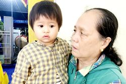 Người mẹ già mong có một phép màu