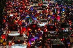 Người dân Thủ đô 'vật vã' về nhà trong cơn mưa tầm tã do ảnh hưởng của bão số 7
