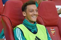 Ngôi sao Ozil 'ngồi mát ăn bát vàng' ở Arsenal