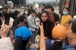 Thủy Tiên bất chấp nguy hiểm mang 10 tỷ đến cứu trợ bà con miền Trung