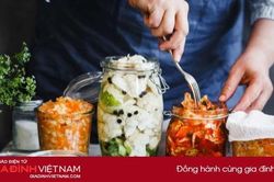 Mẹo muối dưa ngon giòn, vàng ruộm, không bị lên men