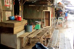 Tiểu thương chợ Vinh gấp rút thu dọn hàng hóa trước khi bão số 7 đổ bộ