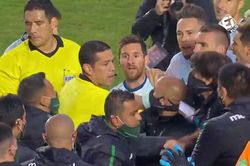 Messi văng tục với HLV đối thủ sau trận thắng nhọc của ĐT Argentina