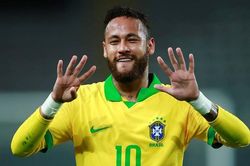 Neymar lập hat-trick, vượt thành tích ghi bàn của Ronaldo
