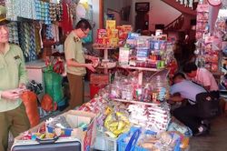 Lạng Sơn: Phát hiện hàng trăm chiếc bánh nướng quá hạn sử dụng được bày bán công khai