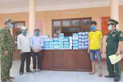 Hoa trên điểm chốt chống dịch Covid-19