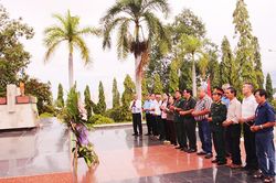 Cựu chiến binh Sư đoàn Bộ binh 2: Dâng hương tại nghĩa trang liệt sĩ Hòn Dung
