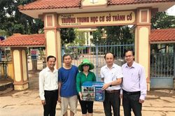 Tặng 13 máy xịt nước cho các trường học vùng bị ngập lụt