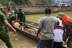 Đưa công nhân tử nạn tại thủy điện Rào Trăng 3 ra ngoài bằng đường sông