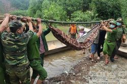 Vụ sạt lở ở Rào Trăng: Cứu được 19 người, đưa thi thể đầu tiên ra ngoài