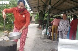 Người dân góp thực phẩm, nấu cơm tiếp sức lực lượng cứu hộ ở Rào Trăng 3