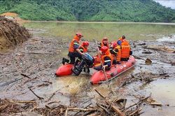 Mới: Giải cứu 19 người từ Thủy điện Rào Trăng 4, tìm thấy 1 thi thể