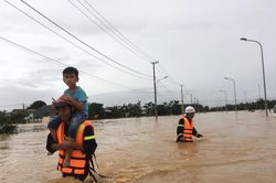 Công an miền Trung quên mình giúp dân vượt qua bão lũ