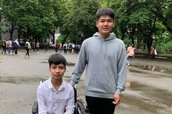 Đôi bạn 10 năm cõng nhau đến trường cùng dự khai giảng