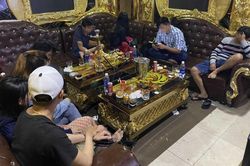 Hai vợ chồng bay lắc ở quán karaoke
