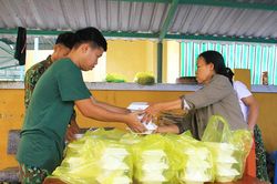 Người dân Huế góp gạo, nấu cơm tiếp sức lực lượng cứu hộ ở Rào Trăng 3