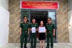 Bàn giao nhà tình nghĩa tặng gia đình quân nhân