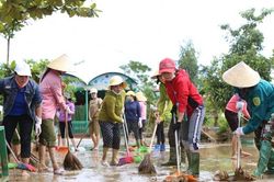 Giáo viên, phụ huynh Quảng Bình hối hả dọn dẹp trường lớp sau lũ