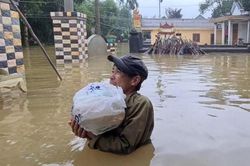 Cùng miền Trung vượt lũ dữ