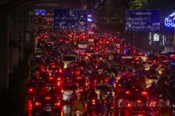 Hà Nội: Hàng nghìn phương tiện chôn chân, ùn tắc ở nhiều tuyến phố trong cơn mưa lớn giờ tan tầm