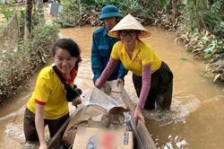 Tin 'hot' giải trí sáng 15/10: Trang Trần đáp trả tin sai lệch, khách mời đi xe tải, xắn quần dự cưới Thảo Trang