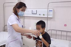 Dùng thuốc nam chữa hội chứng thận hư, bé trai 7 tuổi nguy kịch