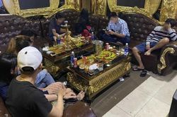Bố mẹ gửi con cho nhân viên quán karaoke, vào phòng VIP để 'phê' ma túy
